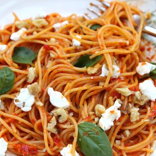 Spaghetti With Roasted Pepper Sauce